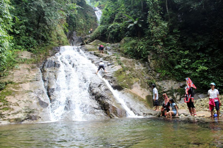 Khám phá khung cảnh thác Bạch Vân
