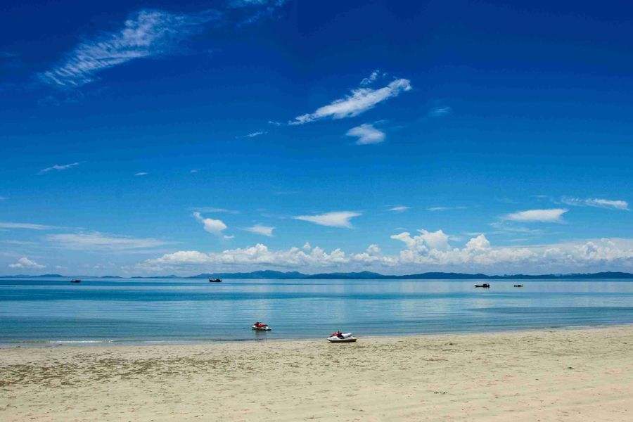 Biển Hồng Vàn Cô Tô xanh trong