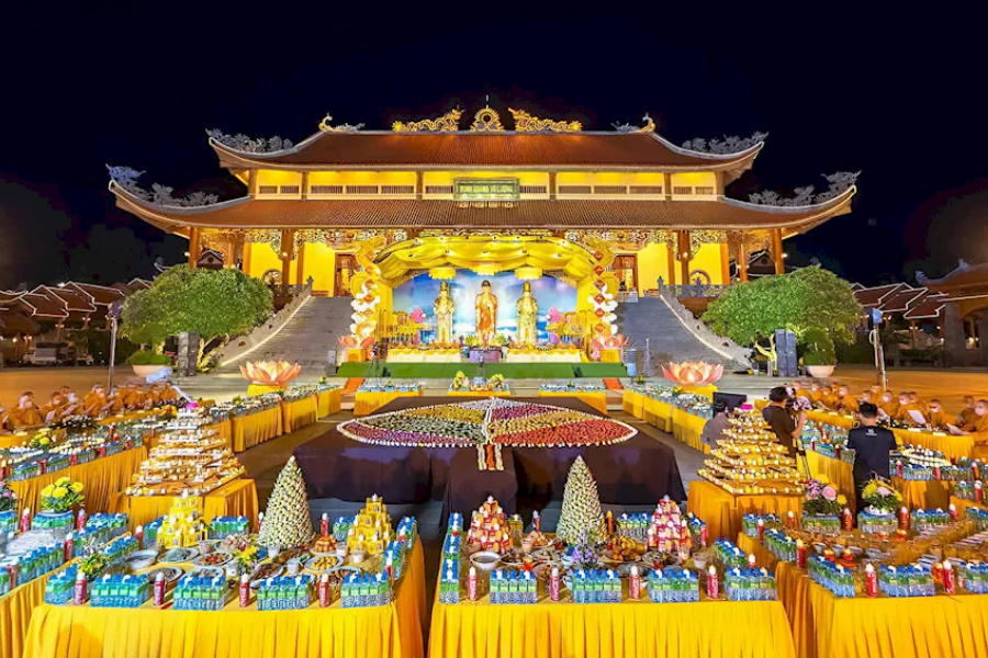 thuê xe Uông Bí đến chùa Ba Vàng