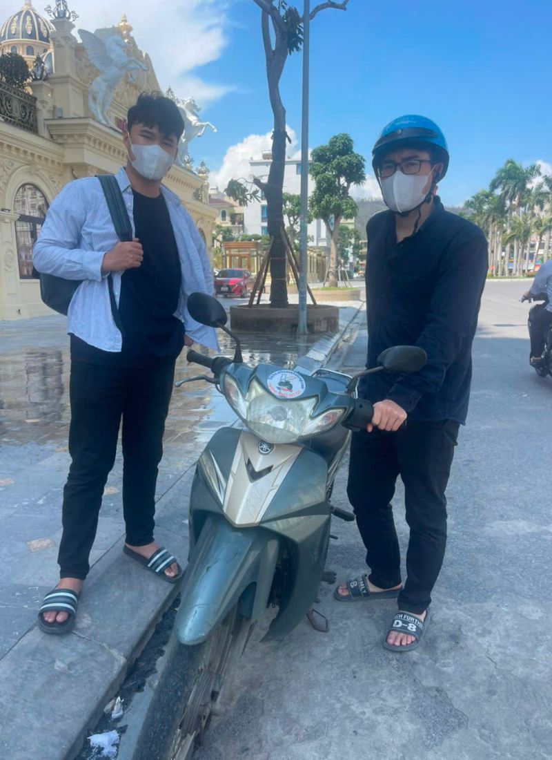 Khách du lịch nhận xe máy tại Kim’s Motorbike Rental Hạ Long