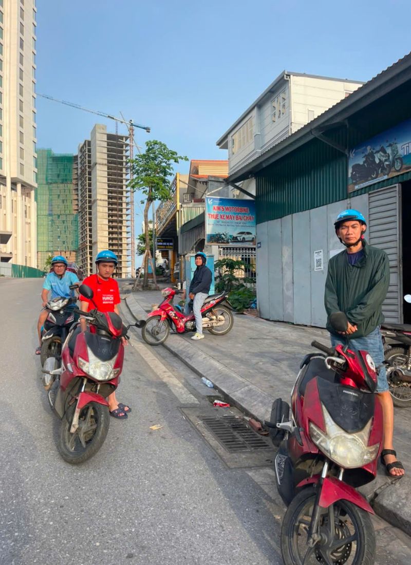 Người thuê xe đang lái Honda Vision tại Bãi Cháy