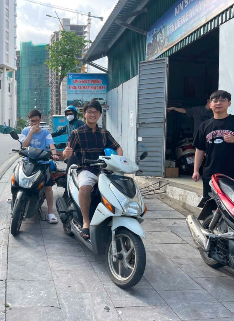 Giao xe máy tận nơi cho khách tại khách sạn Tuần Châu