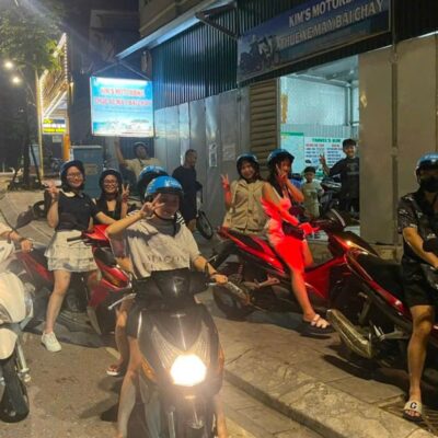 Du khách lái xe máy dạo biển Hạ Long sau khi thuê tại Kim’s