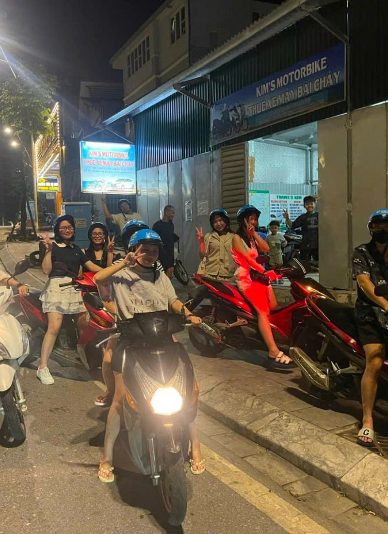 Du khách lái xe máy dạo biển Hạ Long sau khi thuê tại Kim’s