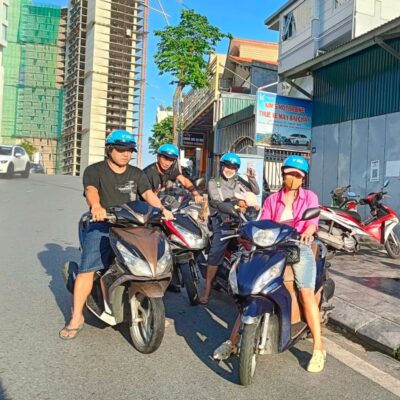 Nhân viên Kim’s Motorbike bàn giao xe cho khách đúng giờ