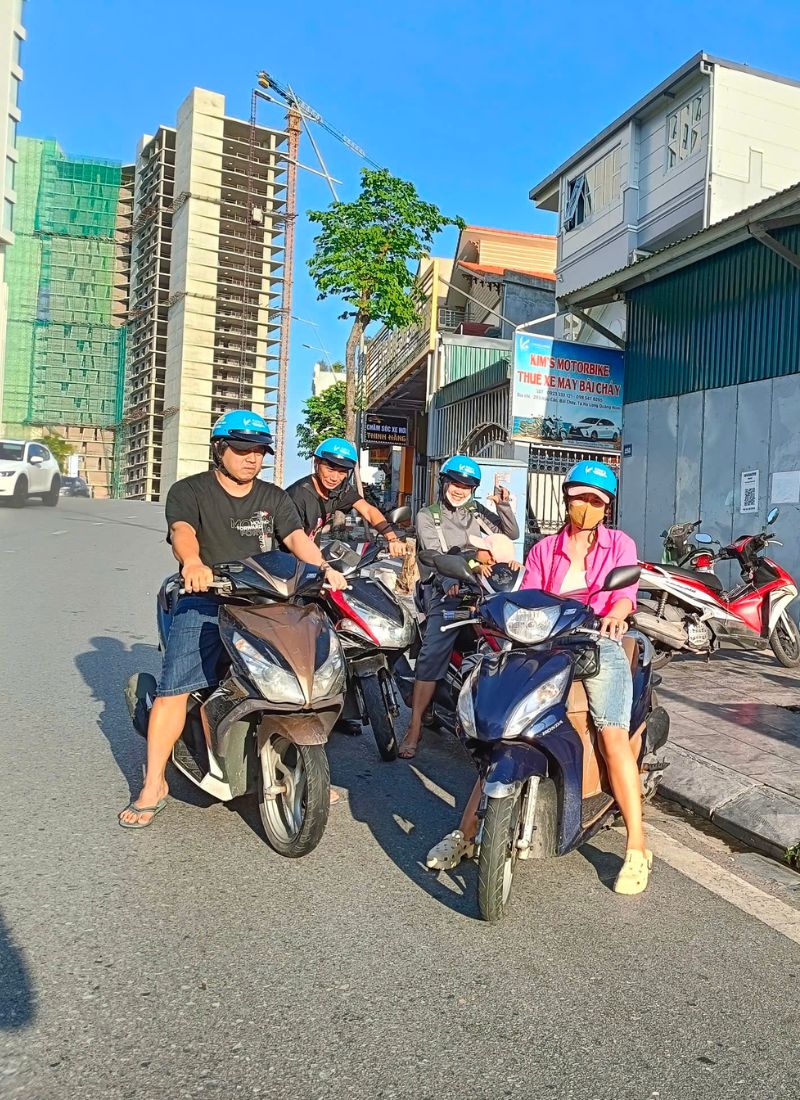 Nhân viên Kim’s Motorbike bàn giao xe cho khách đúng giờ