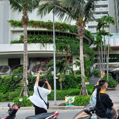Cặp đôi du lịch Hạ Long cùng xe máy thuê từ Kim’s Motorbike