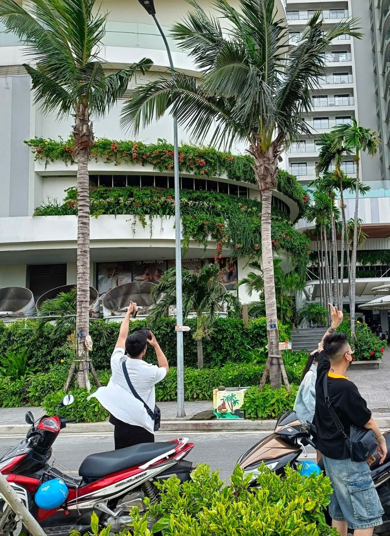 Cặp đôi du lịch Hạ Long cùng xe máy thuê từ Kim’s Motorbike