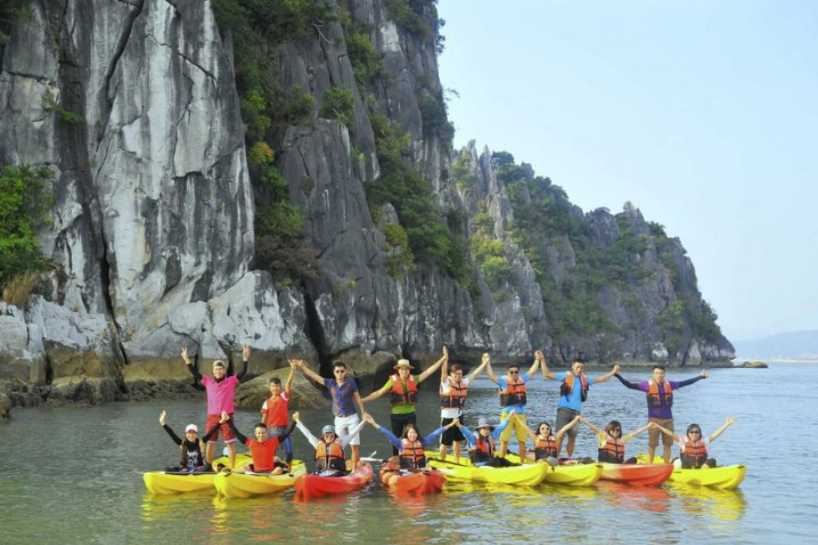  chèo kayak tại vịnh