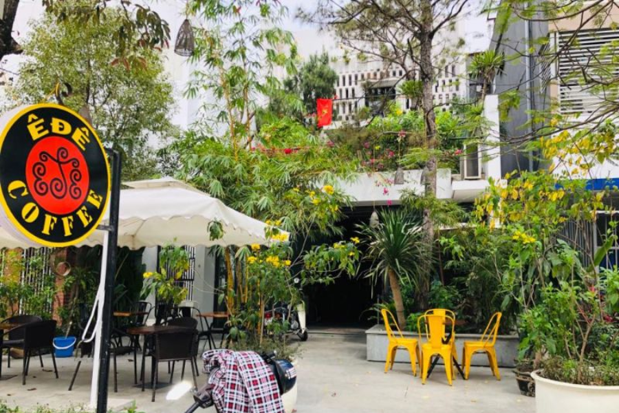 Coffee Ê Đê mộc mạc