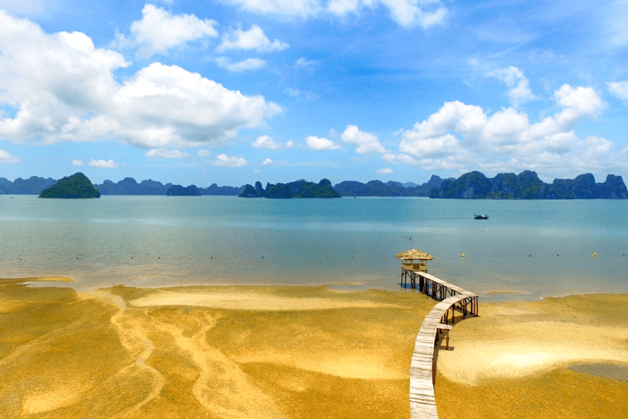 Bãi biển Vân Đồn